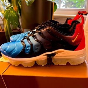 NIKE AIR VAPORMAX PLUS